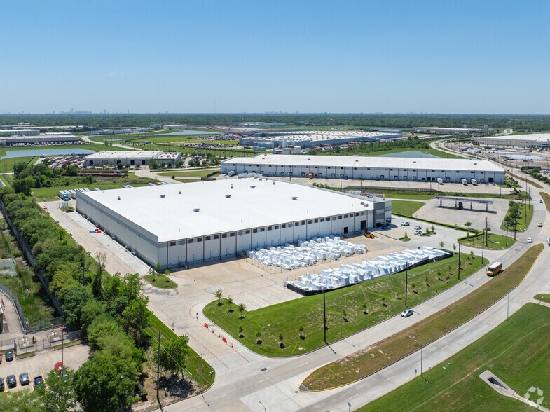 More Photos Of 255 Fallbrook Dr, Houston Distribution For Lease