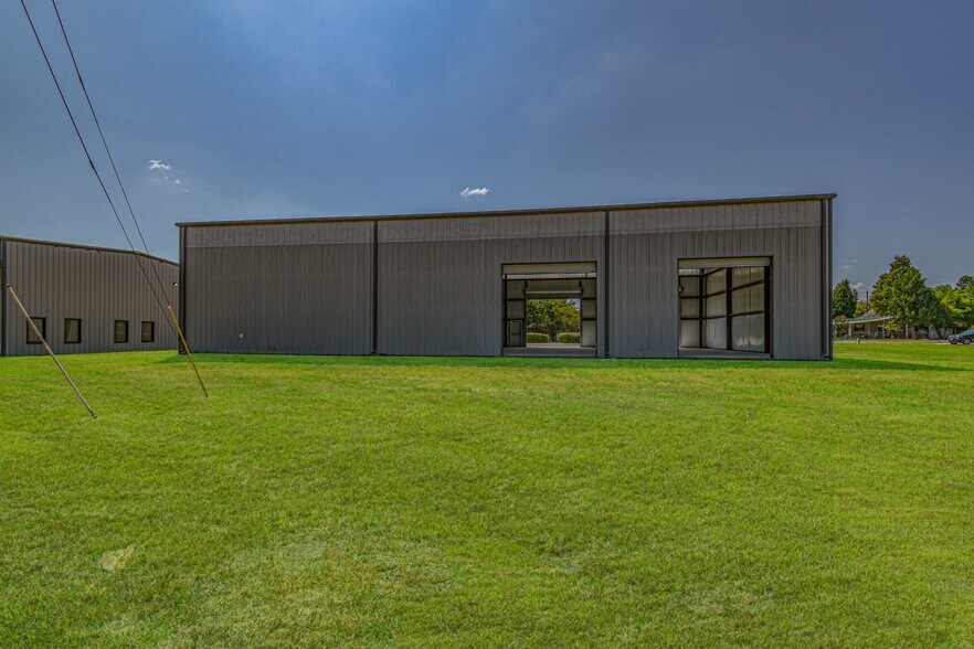 More Photos Of 315 Industrial Park Blvd, Willis Light Manufacturing For Sale