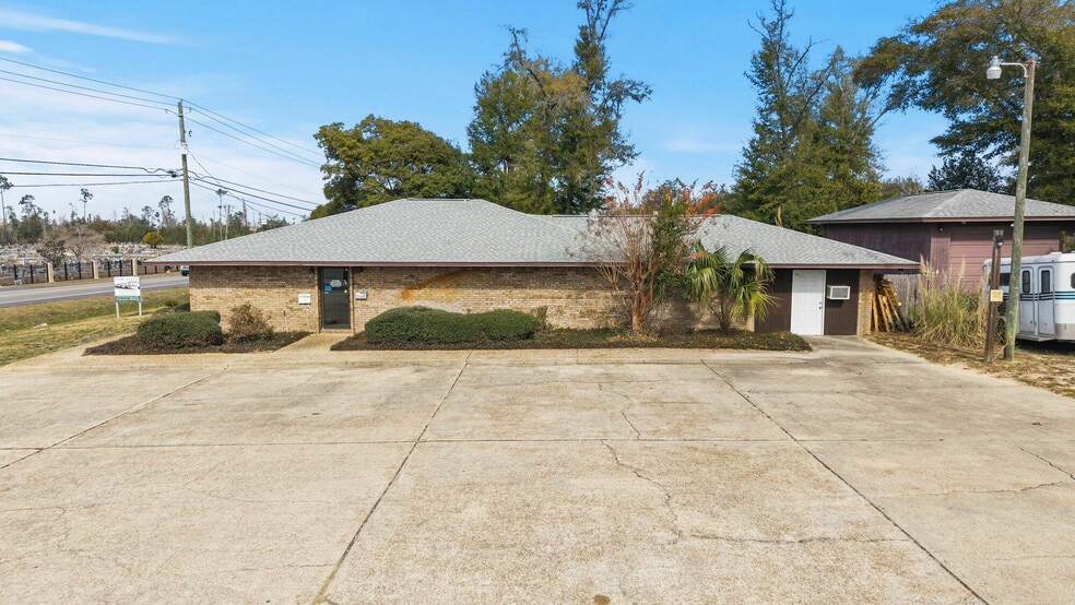 More Photos Of 4740 Highway 389, Lynn Haven Veterinarian Kennel For Sale