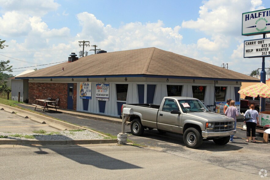 More Photos Of 508 Lexington St, Versailles Restaurant For Sale