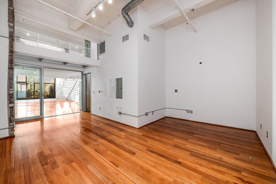 More Photos Of 1850 Industrial St, Los Angeles Apartments For Lease