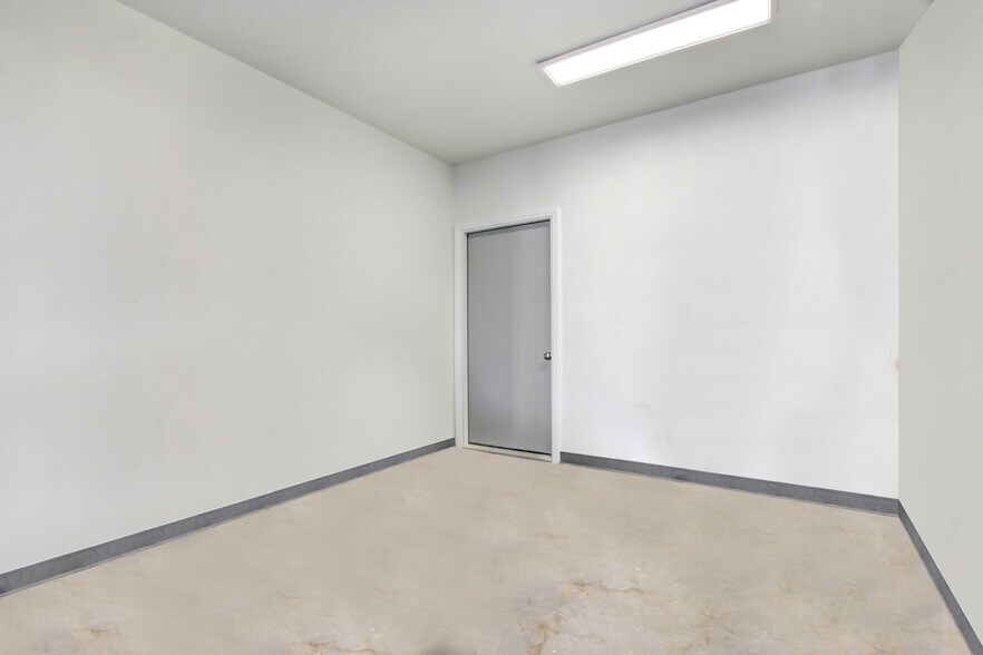 More Photos Of 21352 Nordhoff St, Chatsworth Light Manufacturing For Sale