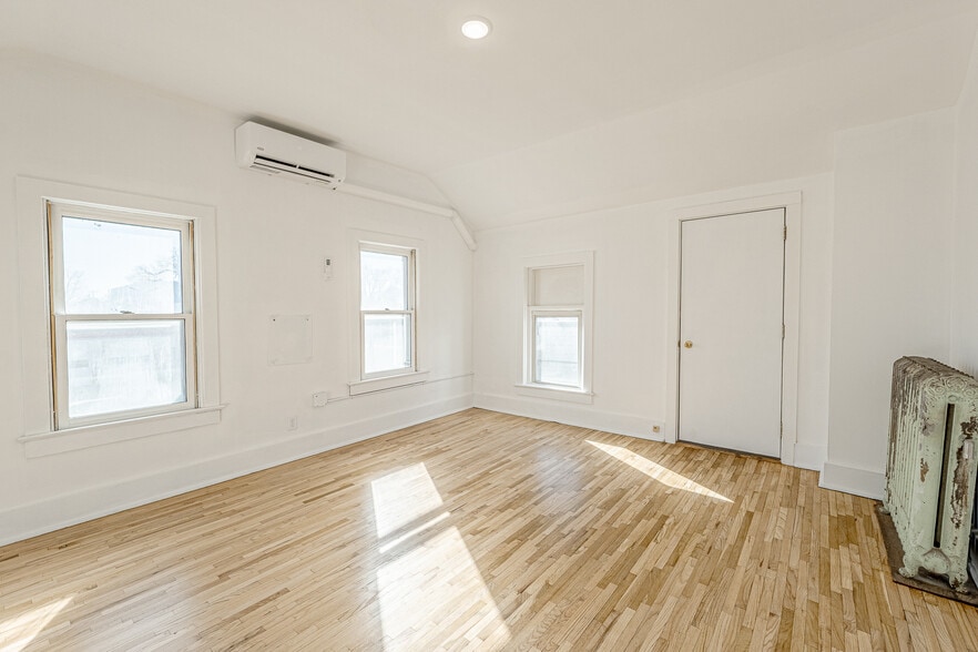 More Photos Of 127 W Main St, Belleville Restaurant For Sale