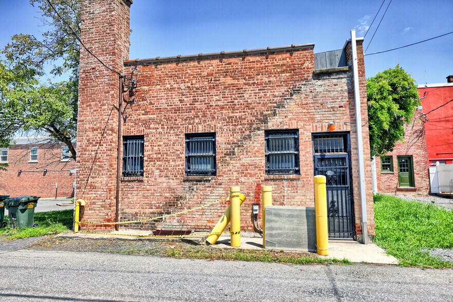 More Photos Of 511 Warren St, Hudson Storefront Retail Residential For Sale