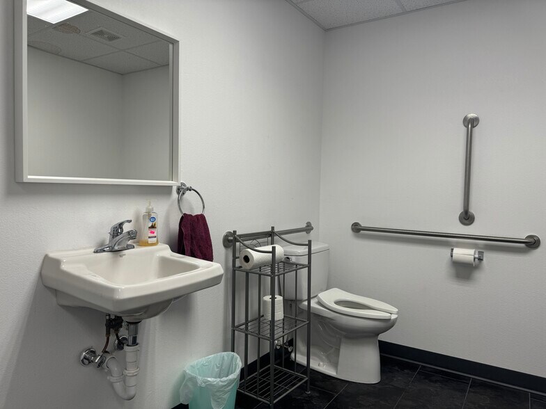 More Photos Of 1120 E 10th St, Sioux Falls Flex For Sale