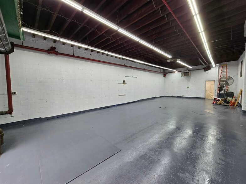 More Photos Of 372 Ten Eyck St, Brooklyn Warehouse For Lease