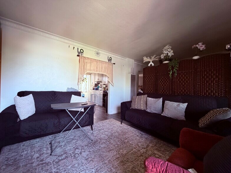 More Photos Of 1026-1036 W 57th St, Los Angeles Apartments For Sale