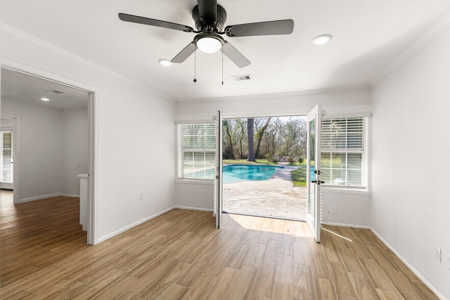 More Photos Of 14135 Huffmeister Rd, Cypress Freestanding For Lease