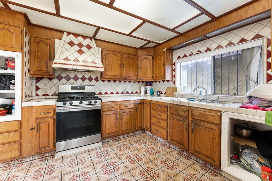 More Photos Of 2005 Magnolia Ave, Los Angeles Apartments For Sale