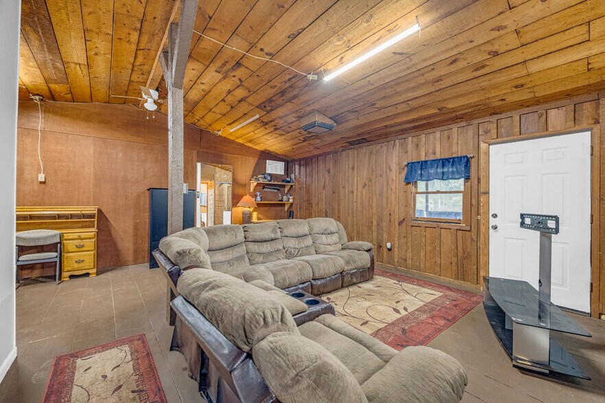 More Photos Of 252 Komplex Dr, Carnesville Warehouse For Sale