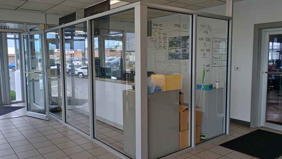 More Photos Of 520 W Kimberly Rd, Davenport Auto Dealership For Lease