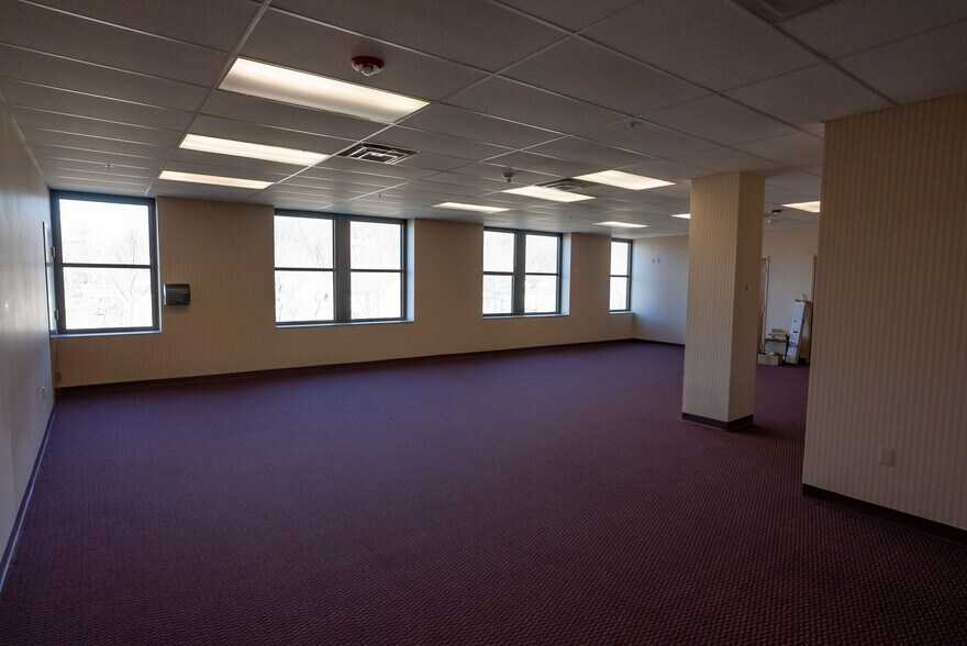 More Photos Of 253 E Washington St, New Castle Office For Lease