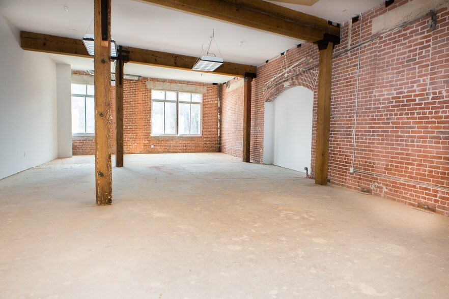 More Photos Of 2190 E 14th St, Los Angeles Flex For Lease