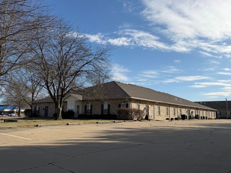 More Photos Of 1035 Eastgate Dr, O'Fallon Medical For Lease