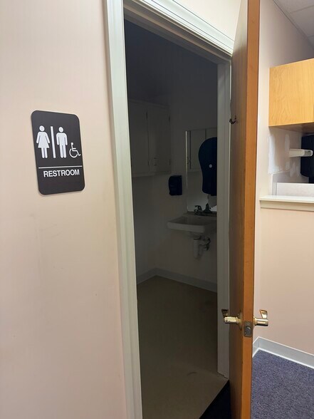 More Photos Of 15421 Forest Rd, Forest Office For Lease