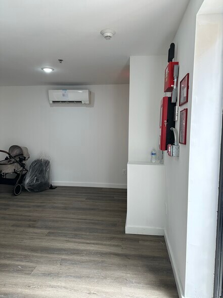 More Photos Of 3831 Carpenter Ave, Bronx Flex For Lease