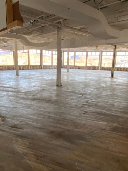 More Photos Of 350 Kennedy Blvd, Pittston Warehouse For Lease