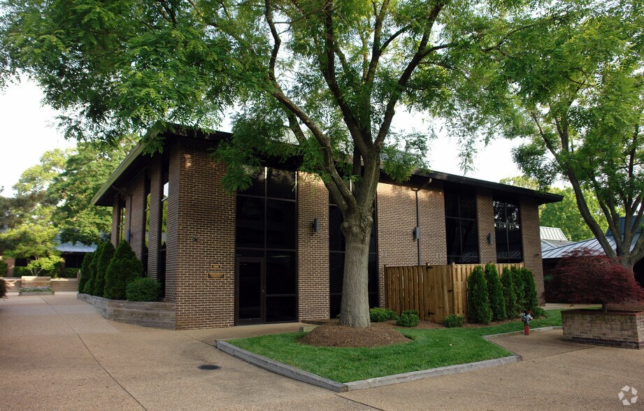 More Photos Of 9926 Main St, Fairfax Office For Lease