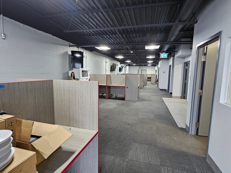 More Photos Of 2305-2329 Rue Guénette, Saint-Laurent Distribution For Sale