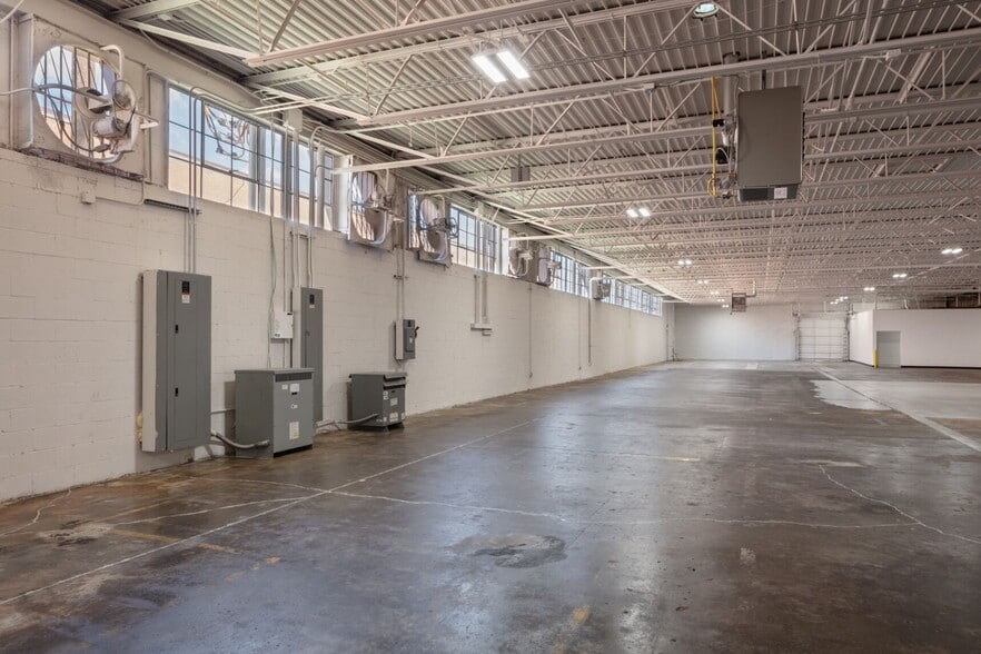 More Photos Of 4919 Woodall St, Dallas Warehouse For Sale