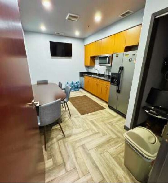 More Photos Of 145 Tower Dr, Burr Ridge Light Distribution For Sale