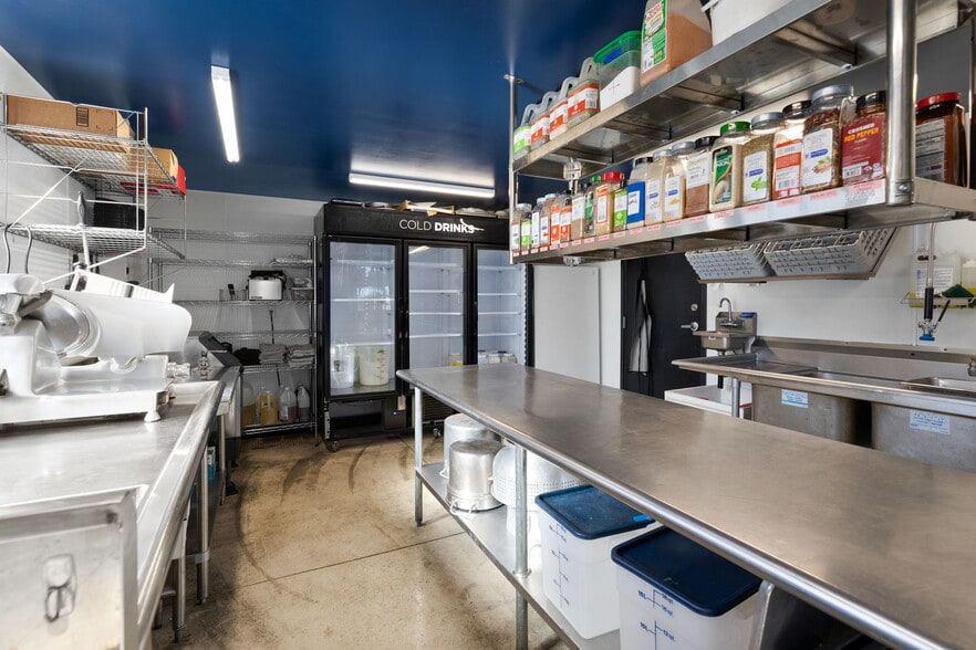 More Photos Of 883 SW Church St, Dallas Restaurant For Sale