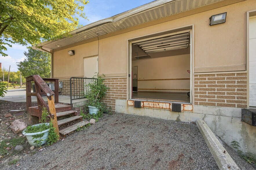 More Photos Of 406 Reed Ave, Cuyahoga Falls Freestanding For Sale