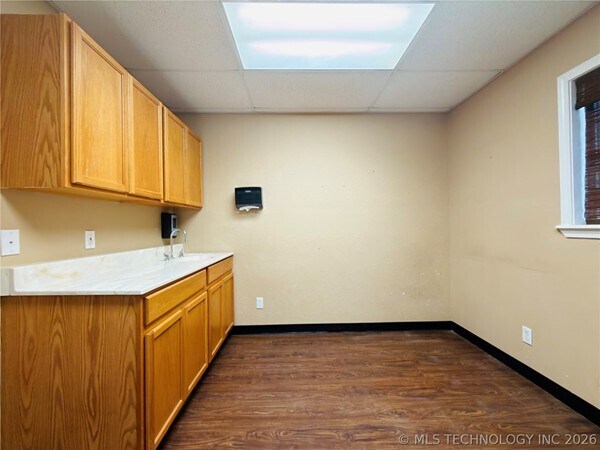 More Photos Of 1002 E Cherry St, Cushing Medical For Sale
