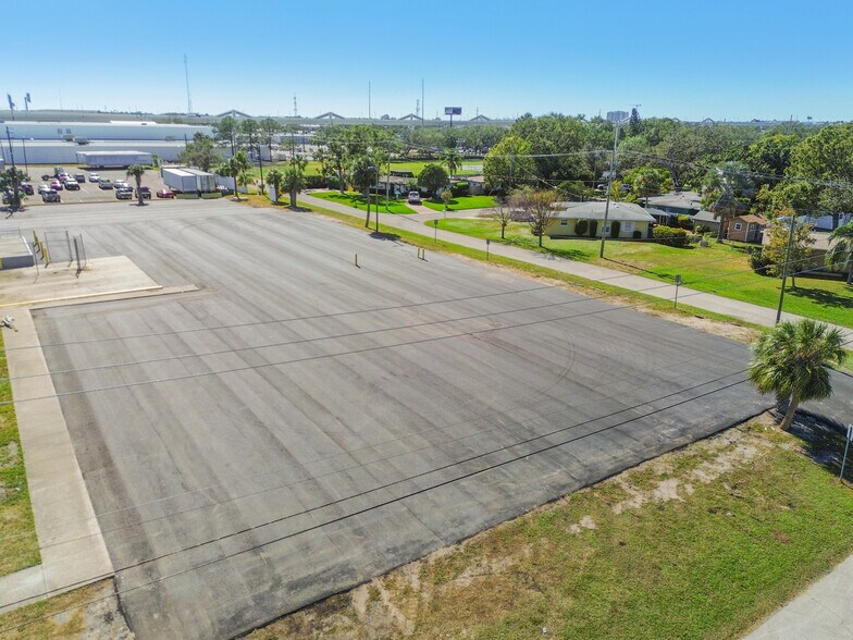 More Photos Of 3900 W Coachman Ave, Tampa Warehouse For Lease