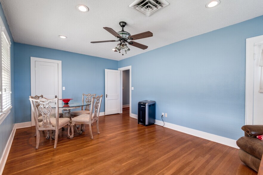 More Photos Of 209 S Main St, Lindale Loft Creative Space For Sale