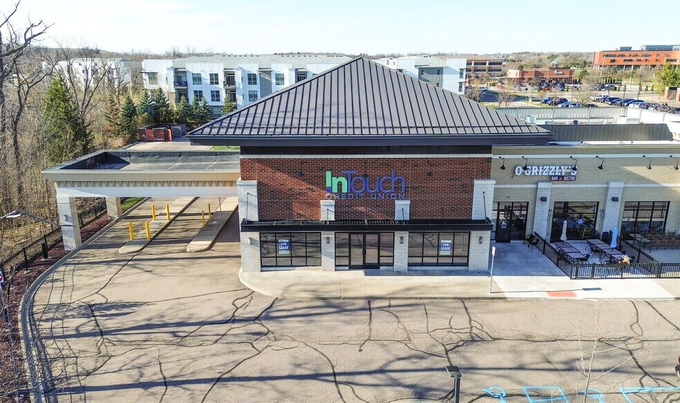 More Photos Of 3355-3395 University Dr, Auburn Hills Storefront For Lease