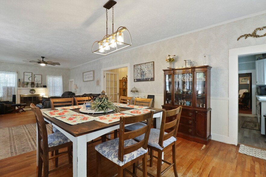 More Photos Of 701 N Oak St, Springfield Office Residential For Sale