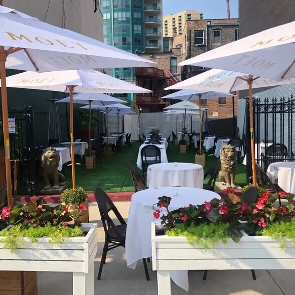 More Photos Of 60 W Ontario St, Chicago Restaurant For Sale