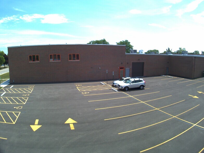 More Photos Of 3005 MacArthur Blvd, Northbrook Flex For Lease