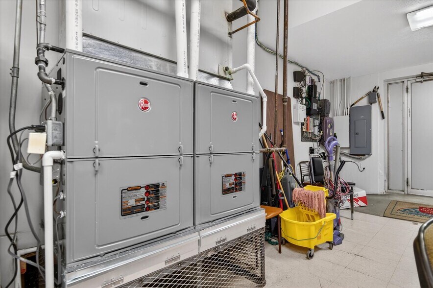 More Photos Of 111 SE Frank Phillips Blvd, Bartlesville Office For Sale