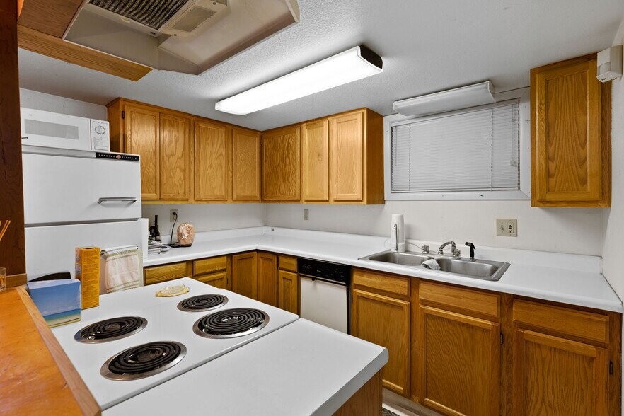 More Photos Of 16521 SE Powell St, Portland Loft Creative Space For Sale