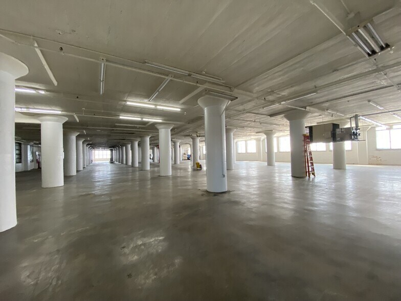 More Photos Of 2243 S Throop St, Chicago Flex For Lease