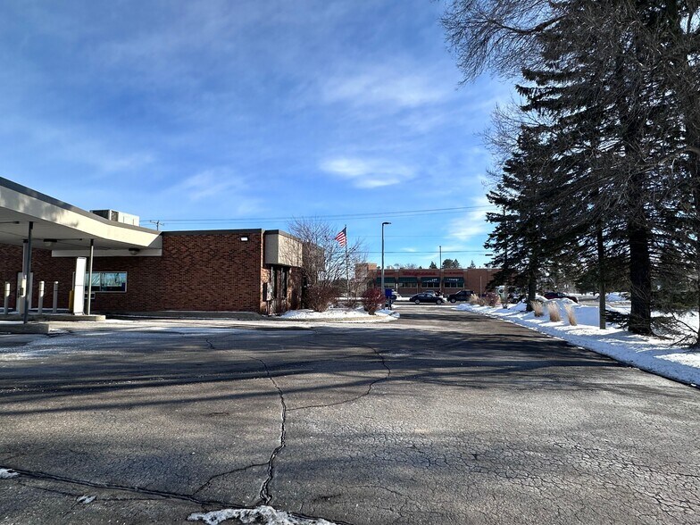 More Photos Of 1219 N Mitchell St, Cadillac Bank For Lease