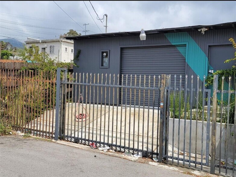 More Photos Of 9939 Commerce Ave, Tujunga Storefront For Sale