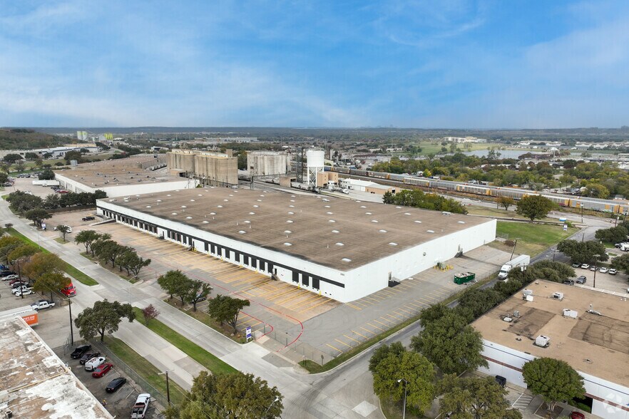 More Photos Of 2301 W Commerce St, Dallas Distribution For Lease