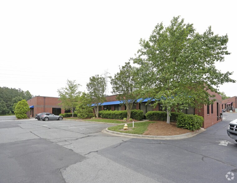 More Photos Of 10820 Independence Point Pky, Matthews Warehouse For Lease