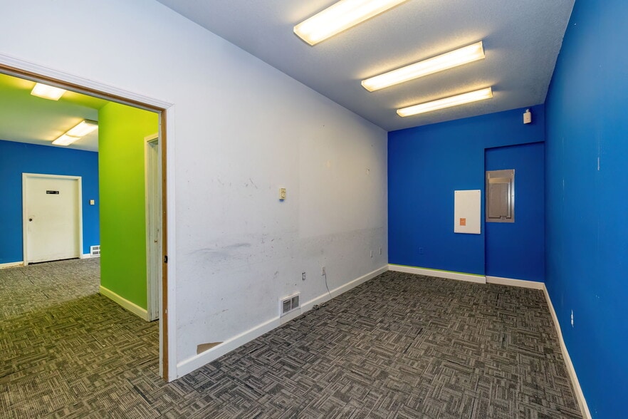 More Photos Of 5800 W Werner Rd, Bremerton Distribution For Lease
