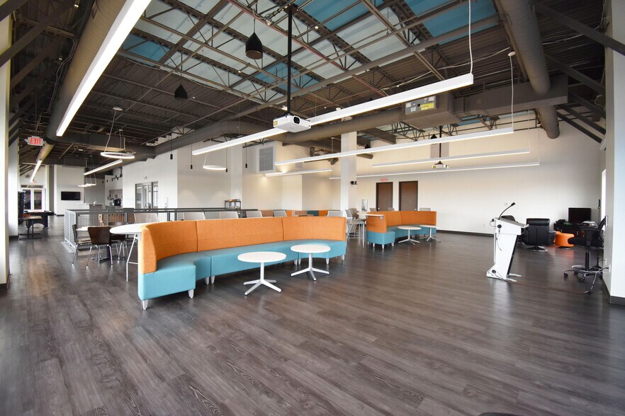 More Photos Of 1450 Beale St, Saint Charles Office For Lease
