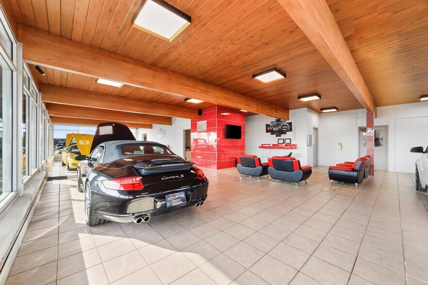 More Photos Of 515 E Wisconsin St, Portage Auto Dealership For Sale