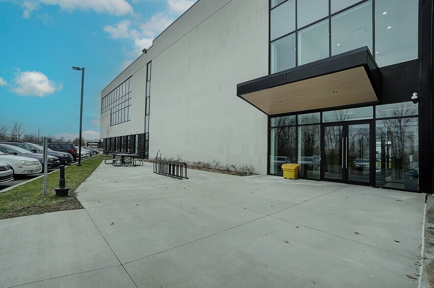 More Photos Of 1060 Rue Parent, St-Bruno-de-Montarville Office For Lease
