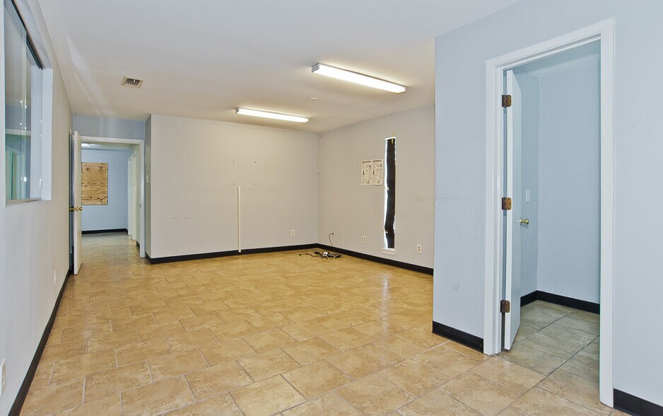 More Photos Of 711 Sunset Ave, Dallas Storefront For Sale