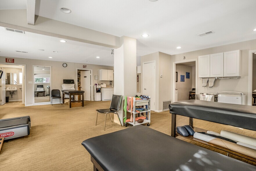 More Photos Of 22151 Clarendon St, Woodland Hills Medical For Sale