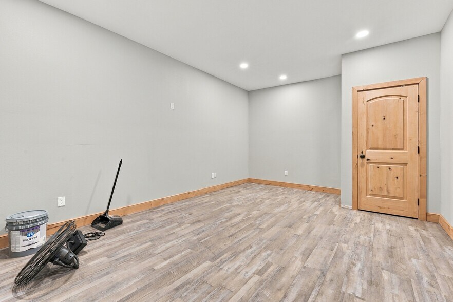 More Photos Of 1801 13th St, Levelland Light Distribution For Sale