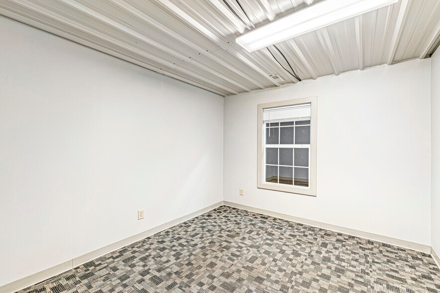 More Photos Of 2601 E 56th St, Indianapolis Light Distribution For Sale