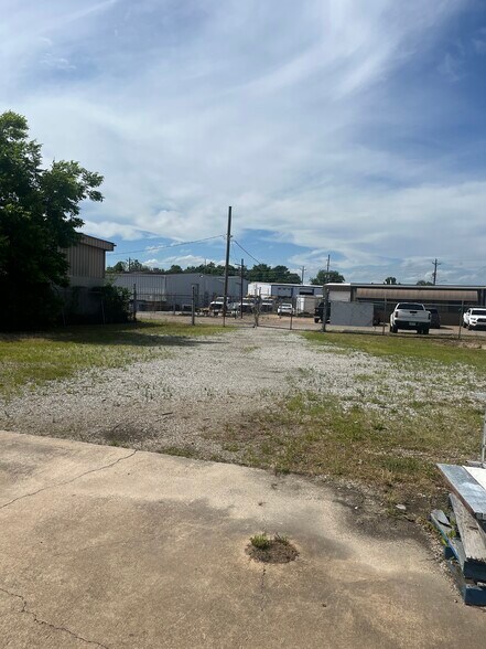 More Photos Of 1202 Falls St, Jonesboro Warehouse For Lease